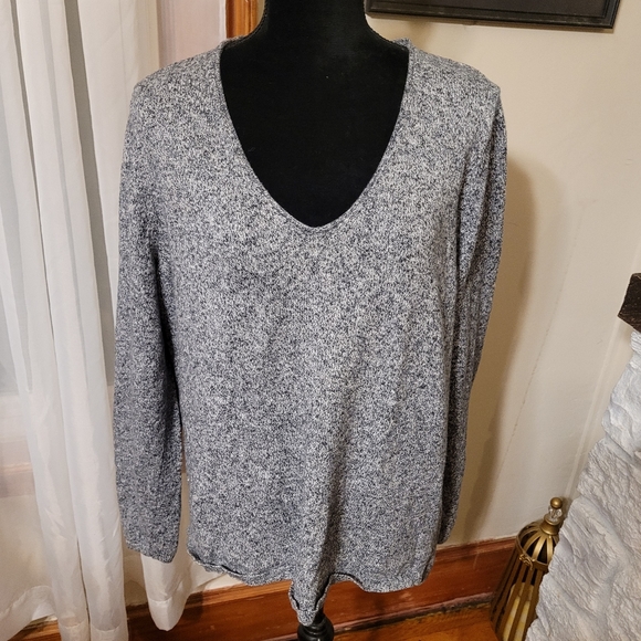 Old Navy Sweaters - 🍒5for$10 Old Navy gray heathered sweater. Sz XXL